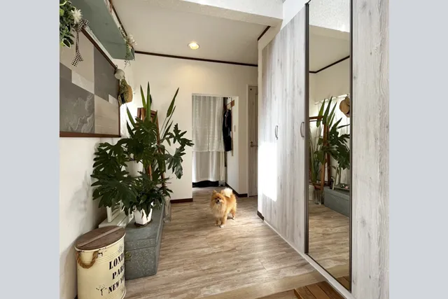 I様邸 玄関リニューアル・広々明るい玄関スペースになりました ワンちゃんもごきげん！