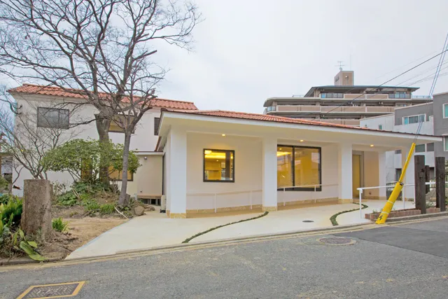 城西デイサービス・新築工事を手がけました 白くて明るい外観 赤茶色の屋根がすてきな外観に仕上がりました