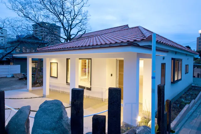 城西デイサービス・正面ポーチに中の灯りが映える夕暮れの外観もきれいです