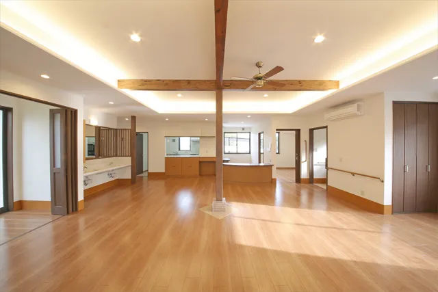 城西デイサービス・天井が高く広々とした中央ホールは柱を少なくして開放的空間を設計しました