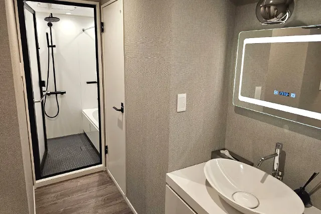 マンション リノベーション・洗面・トイレ・バスルームは最新のデザイン性に優れた機材を選び壁紙やペンダントライト フローリングをコーディネートしています