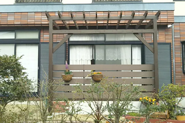 O様邸 ウッドデッキ・パーゴラ 目隠しのフェンスでプライバシーを確保 パーゴラが陽射しを防ぎます