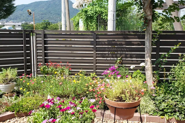 O様邸 フェンス・ウッドデッキとパーゴラの色に合わせたアルミフェンスを施工しました お庭のイメージを統一しています