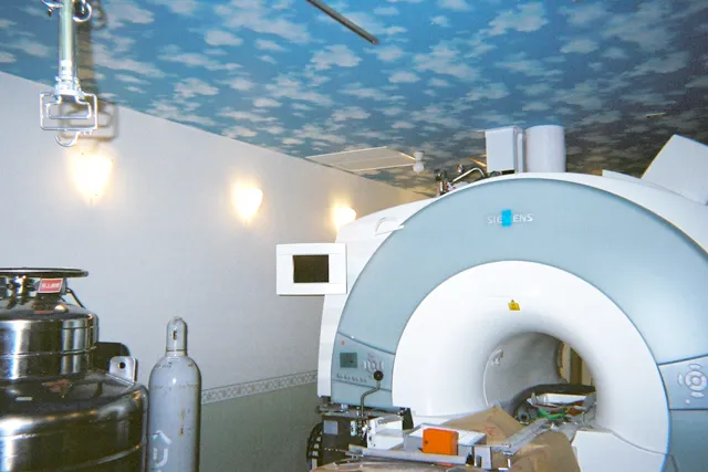 佐賀大学医学部附属病院・MRI室 改修工事を手がけました 大変重量のあり大きなサイズの精密機械なので高い精度と技術が要求されます